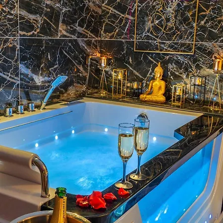 Magnifique Loft / En Face De La Cathedrale ! ناربون